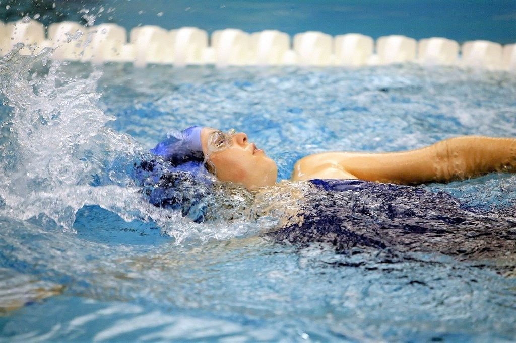 メリハリのある速い背泳ぎはストローク内のテンポが違う