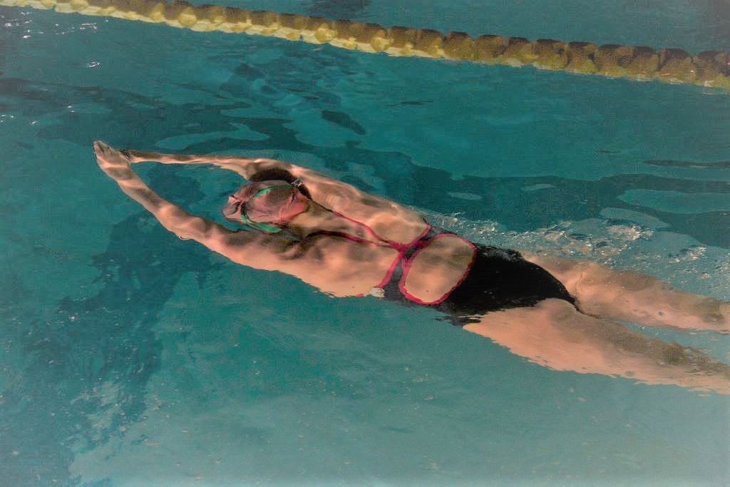 蹴伸びで水泳の基本姿勢を確認