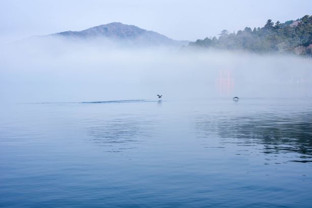 霧にけむる湖(トップページPR用)